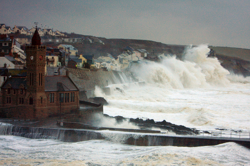 Illustration for article titled Massive Waves Batter the Coasts of Britain